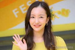 板野友美、スリットから美太ももチラリ オールブラックコーデに「スカートどうなってるの？」「色白で眩しい」の声