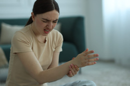 53歳、指の痛みを訴えても医師は「様子を見ましょう」と言うばかり。HRTに踏み切れなかった私の選択は【2025年ベスト記事セレクション】 画像