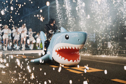 【紅白本番】米津玄師、電話ボックス登場・サメでの疾走…「チェンソーマン」ネタ満載 HANAも登場でSNS驚き「ハイライト多すぎ」「最高の組み合わせ」