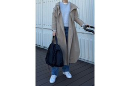 明るめカラーの冬ベーシック。トレンチコート×デニムでつくる大人のきれいめカジュアル 【40代の毎日コーデ】 画像