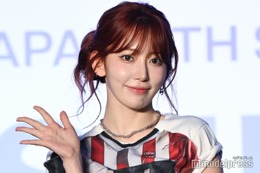 LE SSERAFIMサクラ、へそ出し＆ショーパンタイツコーデ披露「理想のスタイル」「街並みともバッチリ似合ってる」の声 画像