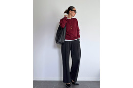 全身【ユニクロ】。おしゃれ色ニット×ワイドパンツをバランスよく彩るレイヤードテクとは【40代の毎日コーデ】