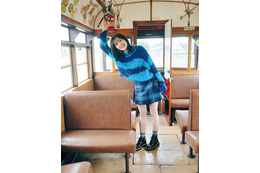 櫻坂46松田里奈、お気に入りニットに身を包みトラム満喫 1st写真集先行カット解禁【まつりの時間】
