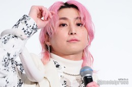 Snow Man佐久間大介、白蛇登場も全く動じず「幸福の象徴ですよね」首に巻き決め顔披露【白蛇：浮生】 画像