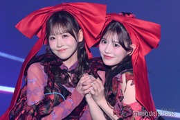 FRUITS ZIPPER櫻井優衣＆月足天音、ペアランウェイで「カワコレTGC」開幕 手繋ぎ仲良くポーズ 画像