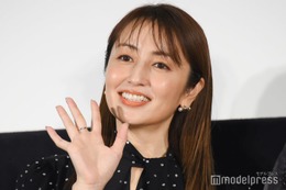 矢田亜希子、ざっくりスリットから美脚チラリ「大人の魅力」「色っぽい」と反響