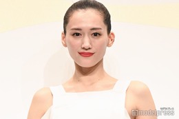 綾瀬はるか「紅白」オフショット公開 美スタイル輝くノースリドレス姿に「圧倒される美しさ」「エレガントで素敵」と反響 画像