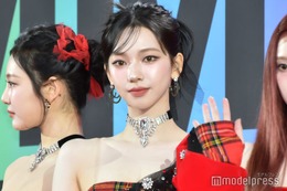 aespaカリナ、美背中・ボディライン際立つドレス姿披露「ビジュ最強すぎ」「見惚れちゃう」の声