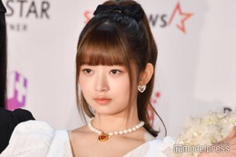 IVEレイ、美肩＆デコルテ大胆披露のワンショルドレス姿が話題「息を呑む美しさ」「オーラが半端ない」