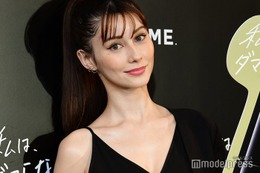 ダレノガレ明美、ショーパン×透け感タイツで魅せる美脚「圧巻のスタイル」「セクシー」 画像