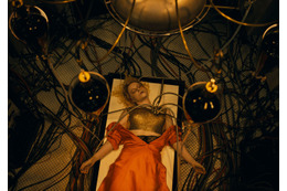 銃撃にカーチェイス、狂乱のダンス…愛と破壊の逃避行映し出す『ザ・ブライド！』本予告