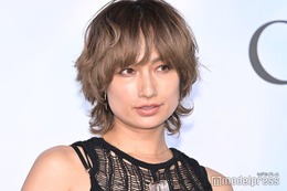 2児の母・佐田真由美、愛娘が「首根っこ掴みながらメイクしてくれた」ショット公開 完成度の高さに驚きの声 画像