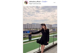 ほしのあき、ミニ丈ワンピで美脚スラリ「圧巻の脚線美」「スタイル良すぎ」の声