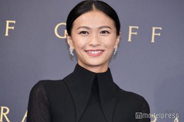 榮倉奈々、美脚際立つトレーニングウェア姿で懸垂披露「すごすぎる」「スタイル抜群」と反響