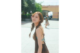 乃木坂46梅澤美波、⼤胆背中開きワンピ×おさげヘアでギャップ見せ 2nd写真集先行カット解禁【透明な覚悟】