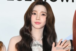 aespaカリナ、美脚透けるミニスカ黒ストッキングコーデに絶賛の声「セクシー」「ため息出るほど美しい」