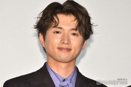 白洲迅、左手薬指に指輪キラリ 浅草散策ショットにファン悶絶「かっこよすぎる」「幸せのおすそ分けを貰った気がする」 画像