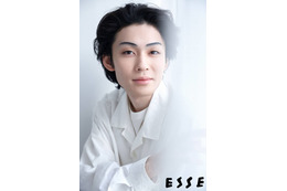 歌舞伎俳優・市川染五郎、凛とした容姿が際立つホワイト衣装SHOT！日々の暮らしにも迫る 画像