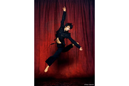 羽生結弦、高い跳躍で際立つ圧巻の肉体美！最新写真集『羽』収録の先行カット公開 画像