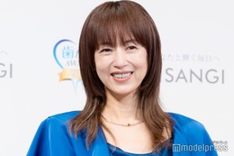 高岡早紀、シックな黒タイツコーデで美脚チラリ「大人の魅力がすごい」「見惚れちゃう」と反響