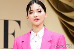 見上愛、ミニスカセットアップで美脚披露「立ち姿が美しい」「ため息が出る綺麗さ」の声 画像