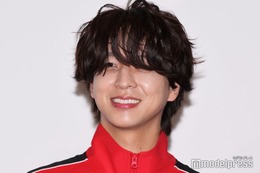 timelesz寺西拓人、前髪あり×赤ジャージ姿で“天才起業家ビジュ”を再現 スマホなしで暮らせるのは「1日が限界」【迷宮のしおり】 画像