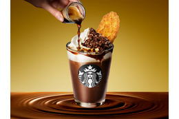 【スタバ新作】「カカオ エスプレッソ アフォガート フラペチーノ」別添えクッキーをディップして“完成”する一杯 画像