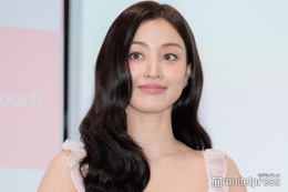 TWICEジヒョ、美ウエスト際立つ“へそチラ”コーデ披露「腹筋が綺麗」「くびれ凄い」の声