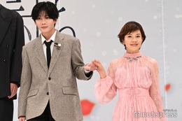 なにわ男子・長尾謙杜、母親役の沢口靖子をエスコート 柄本佑・渡辺謙ら豪華キャスト集結【木挽町のあだ討ち】 画像