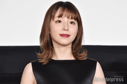 平野綾、ミニスカユニフォーム姿の始球式オフショット公開「笑顔が可愛すぎる」「スタイル抜群」と反響
