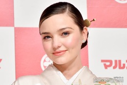 ミランダ・カー、圧倒的美脚際立つミニワンピ姿に絶賛の声「完璧なスタイル」「女神降臨」