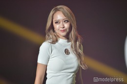 みりちゃむ、スリットミニスカから美脚披露「おしゃれなデザイン」「脚長い」の声