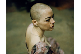 エマ・ストーン「あなたも剃れば連帯感が出る」映画『ブゴニア』重要な丸刈りシーンの裏話が明らかに 画像