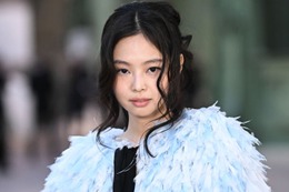 BLACKPINKジェニー、美ボディライン際立つタイトシルエット衣装披露「完璧」「レベチのスタイル」の声