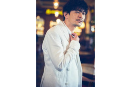 声優デビュー30周年の津田健次郎、大人の色気にドキドキ！記念フォトブックで“成熟”を体現