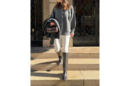 チャコールグレー×白パンツ×ブラウンブーツ。参考にしたい大人の冬の色選び【40代の毎日コーデ】 画像