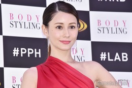 ダレノガレ明美、美脚際立つタイトミニワンピ×黒タイツコーデ披露「絵になる美しさ」「スタイル抜群」と反響