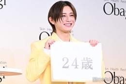 Hey! Say! JUMP山田涼介、肌年齢“24歳”に笑顔溢れる「オバジカラー」イエロースーツが新鮮 画像