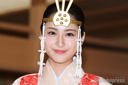 神職の資格保有・平祐奈、神職姿初お披露目 女優業での目標は「悪いことをしたいなって」 画像
