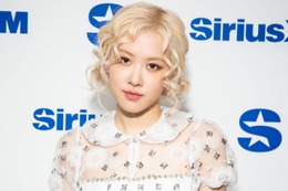 BLACKPINKロゼ「グラミー賞」美脚際立つ変形ドレスに熱視線「見惚れる美しさ」「かっこよすぎ」ブルーノ・マーズとの2ショットも