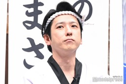 二宮和也、“酒場の大将”姿で会見登場 表情で役作り「フェイスがベビーなもので…」 画像