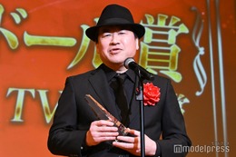 佐藤二朗「爆弾」キャストが祝福駆けつけ熱い抱擁 受賞を最初に伝えたいのは「妻」と即答【2026年エランドール賞】