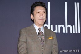 布袋寅泰、CMで共演中の“姪っ子”との2ショット公開「背が高くてスタイル抜群」「やりとり可愛い」の声 画像