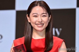 桜井日奈子、10年ロングヘアキープで「ヘア部門」受賞 真っ赤なスリット入りドレスから美脚も【Beauty of the year 2026】 画像