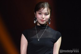 美人インフルエンサー、ミニワンピ×黒タイツで美脚際立つ「完璧なスタイル」「お人形さんみたい」と反響 画像