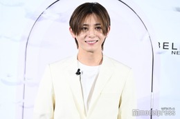 Hey! Say! JUMP山田涼介、羽舞う扉から登場 “得意分野”で撮影1発OK「アイドルとして結構羽吹かせてもらっていたので」 画像