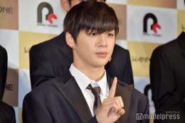 “Wanna One再集結”控えるカン・ダニエル、入隊日に坊主姿公開で反響相次ぐ「綺麗すぎてびっくり」「かっこよすぎ」