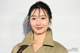 波瑠、トレンチコート×アップヘアでシックな装い バレンタインには“自分用”チョコを用意【ディオール バンブーパビリオン】