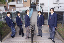 ACEes、フレッシュな制服姿で青春感溢れる 全員揃って「ベツコミ」登場