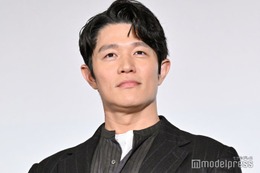 「リブート」鈴木亮平、肉体美際立つ上裸姿に視線集中「彫刻みたい」「腹筋バキバキでかっこいい」の声